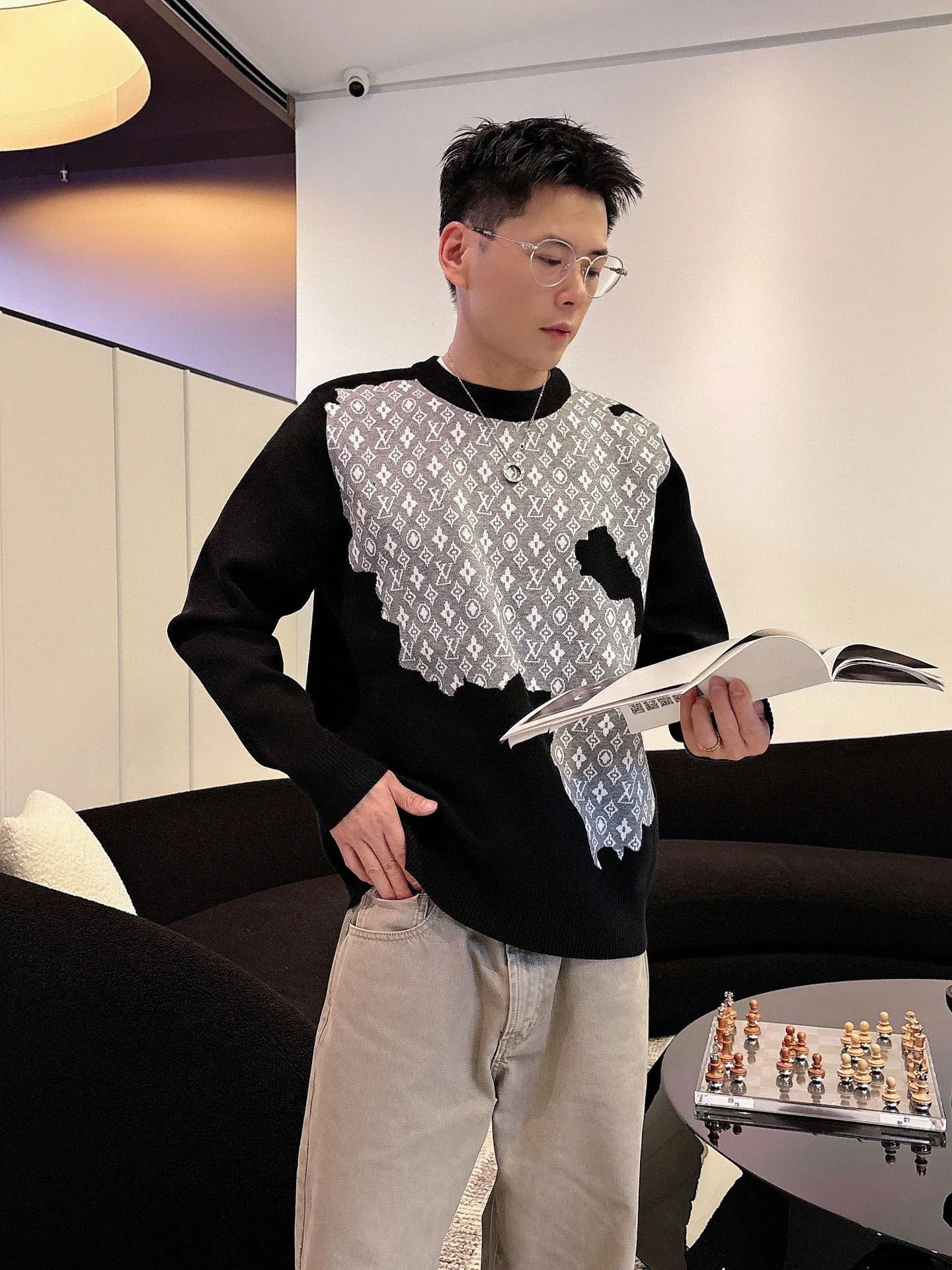 🅿️440 【LV Louis Vuitton】Autumn and winter classic round neck pullover sweater, in full condition! ! ! Wool blended fabric, the latest model in 2025, golden ratio! ! Slim-fitting soft gold, versatile and practical item, the combination and practicality are extremely powerful, simple and elegant, and classy! To create your own style, it is highly recommended to buy it in two colors. The standard slim fit tailoring process is suitable for both young and old men. It is knitted from wool and will not cause any discomfort! While keeping warm, it is stylish, textured and wearable, and the classic logo with contrasting colors on the chest feels in place! ! Recommended for regular customers! ! Size M-3XL (maximum wear: 190 pounds)